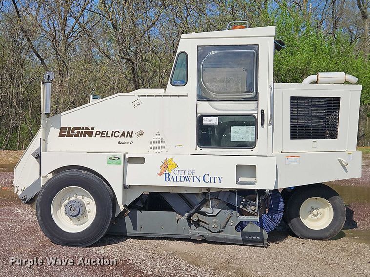 image for item FN5598 1999 Elgin Pelican street sweeper
