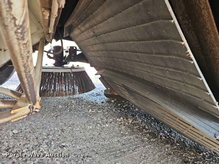 image for item FN5598 1999 Elgin Pelican street sweeper