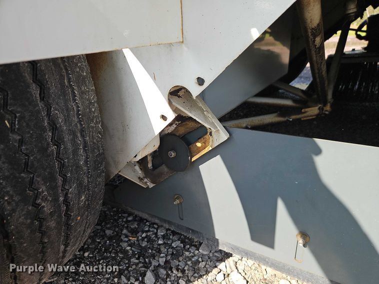 image for item FN5598 1999 Elgin Pelican street sweeper