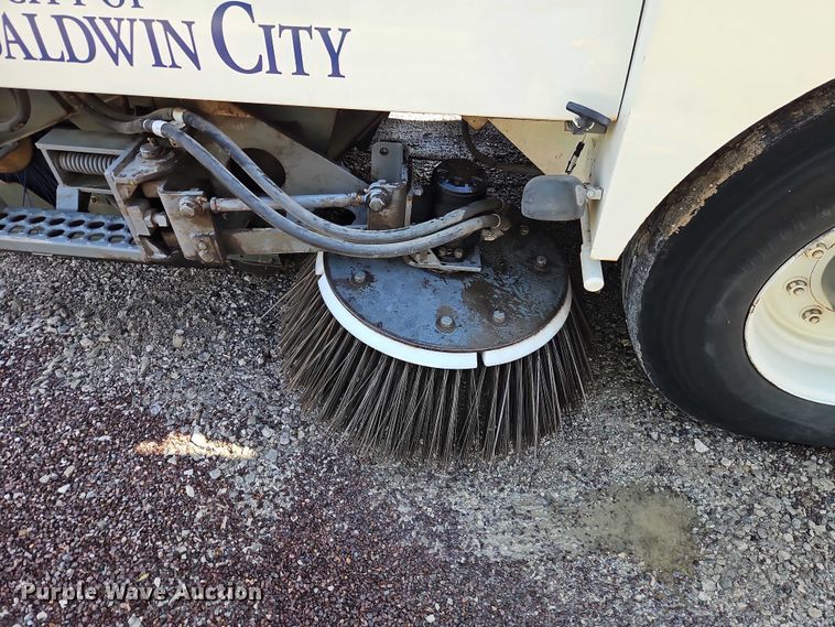 image for item FN5598 1999 Elgin Pelican street sweeper