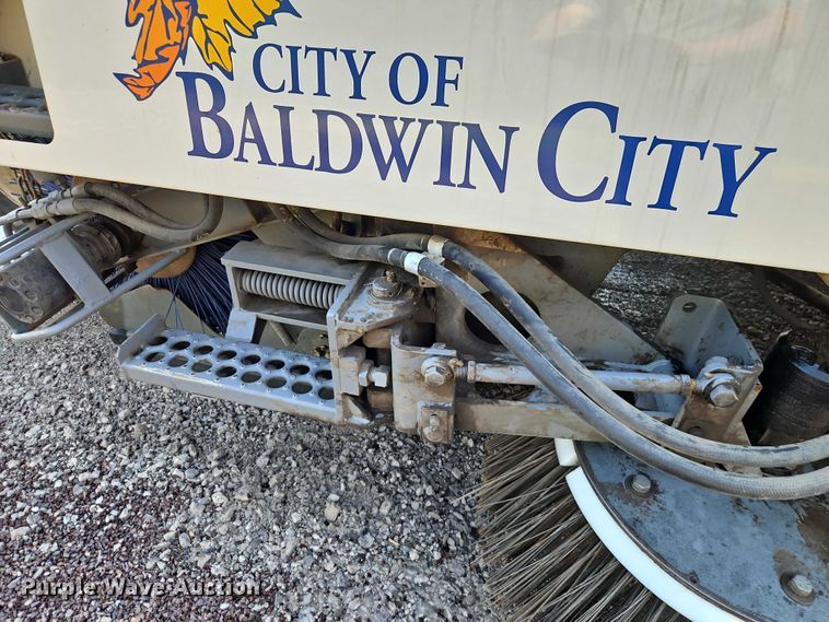 image for item FN5598 1999 Elgin Pelican street sweeper