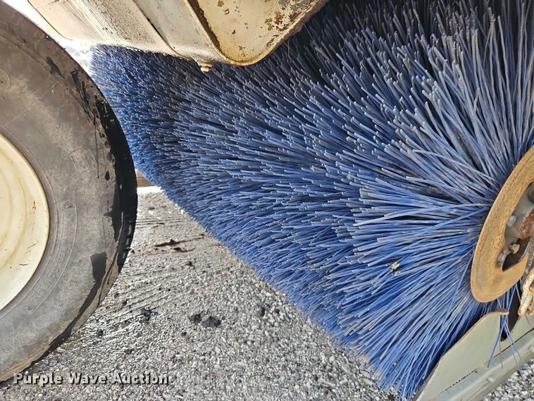 image for item FN5598 1999 Elgin Pelican street sweeper