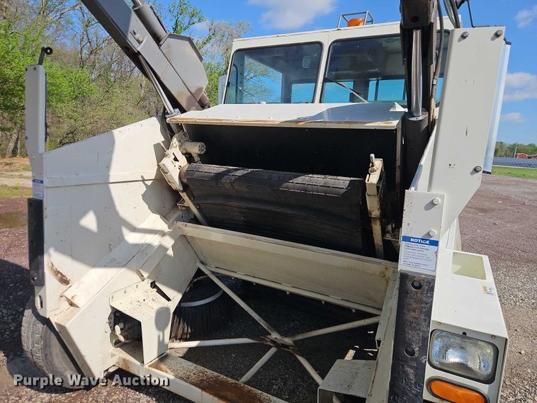 image for item FN5598 1999 Elgin Pelican street sweeper