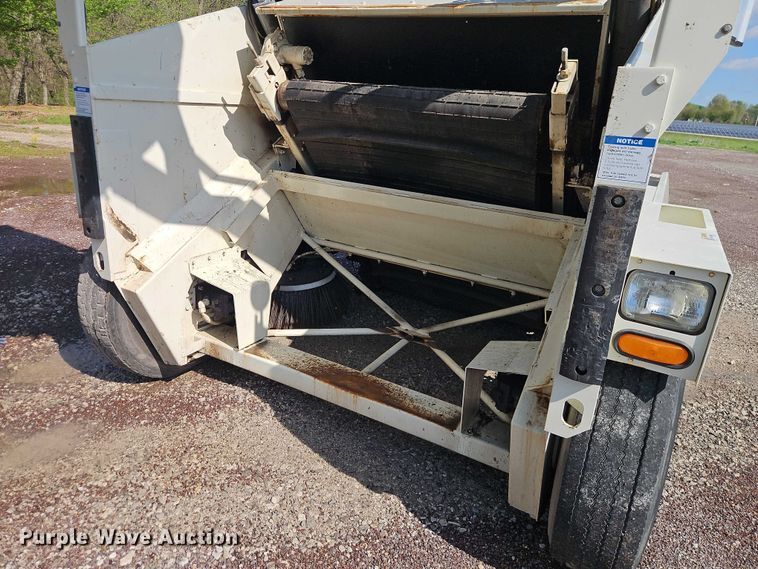 image for item FN5598 1999 Elgin Pelican street sweeper