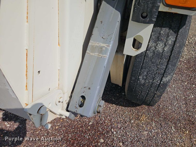 image for item FN5598 1999 Elgin Pelican street sweeper