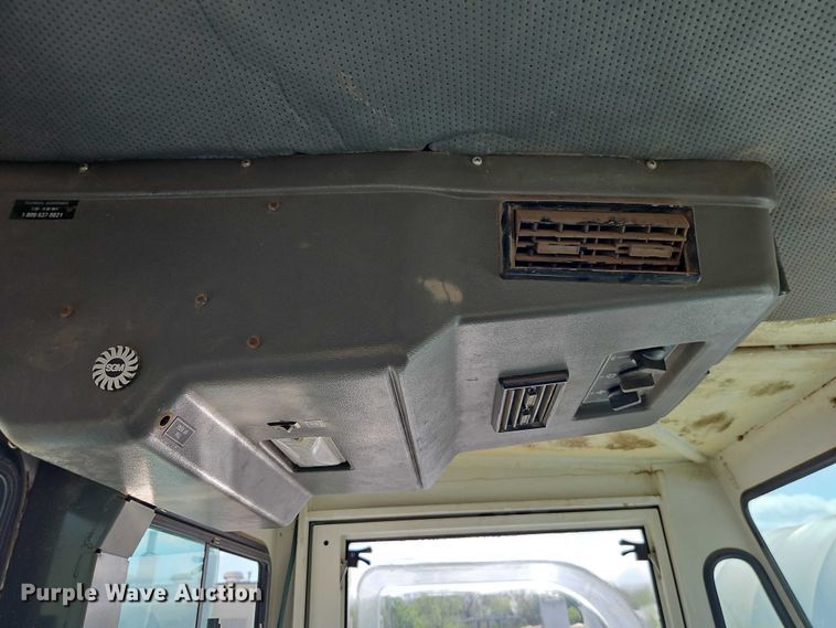 image for item FN5598 1999 Elgin Pelican street sweeper