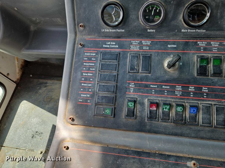 image for item FN5598 1999 Elgin Pelican street sweeper