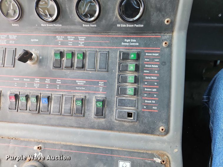 image for item FN5598 1999 Elgin Pelican street sweeper