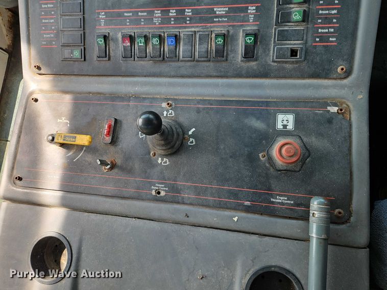 image for item FN5598 1999 Elgin Pelican street sweeper