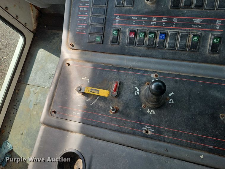 image for item FN5598 1999 Elgin Pelican street sweeper