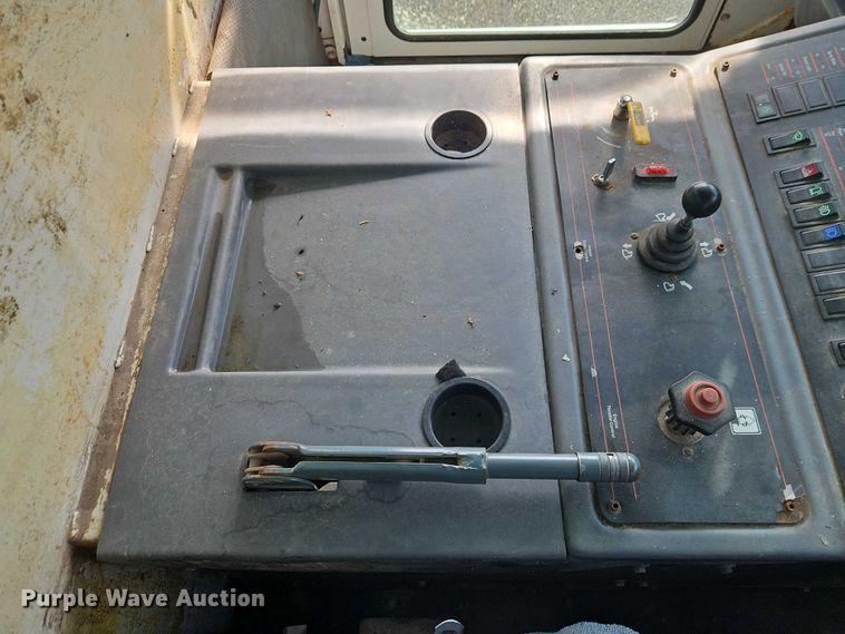 image for item FN5598 1999 Elgin Pelican street sweeper