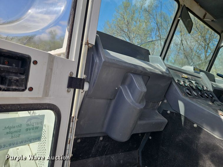 image for item FN5598 1999 Elgin Pelican street sweeper