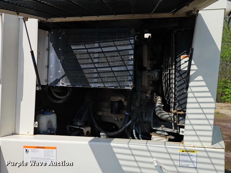 image for item FN5598 1999 Elgin Pelican street sweeper