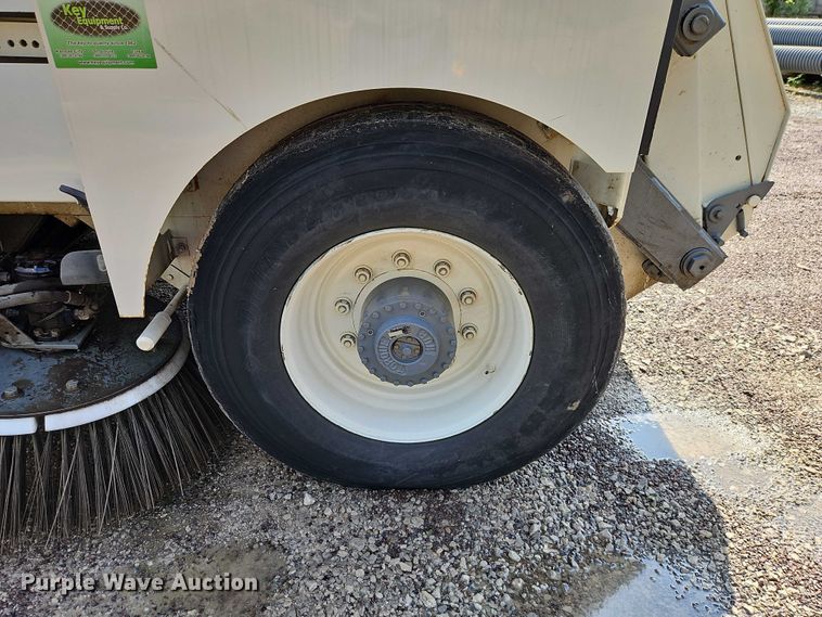 image for item FN5598 1999 Elgin Pelican street sweeper