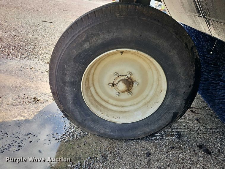 image for item FN5598 1999 Elgin Pelican street sweeper