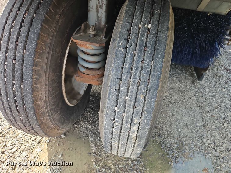 image for item FN5598 1999 Elgin Pelican street sweeper