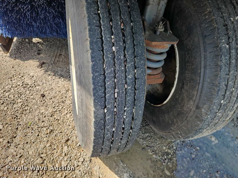 image for item FN5598 1999 Elgin Pelican street sweeper