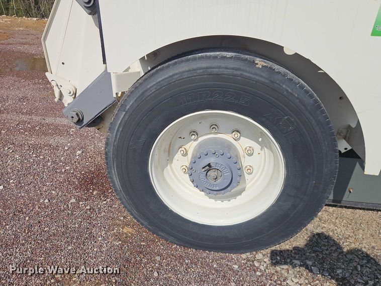 image for item FN5598 1999 Elgin Pelican street sweeper