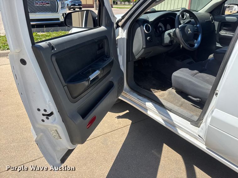 image for item MX9059 2007 Mitsubishi Raider Ext. Cab pickup truck
