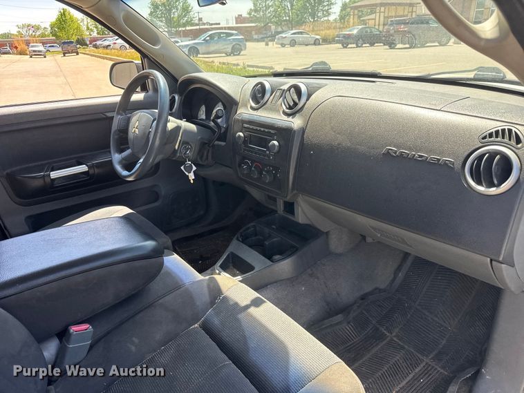 image for item MX9059 2007 Mitsubishi Raider Ext. Cab pickup truck