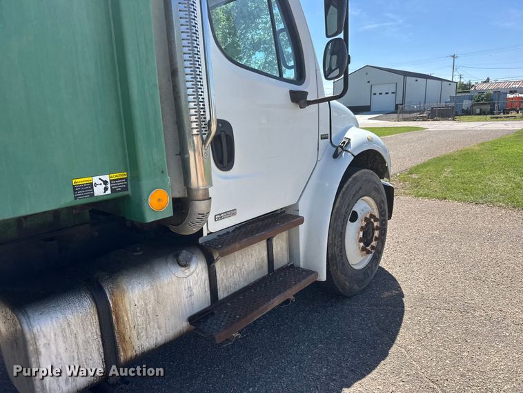 image for item MX9060 2007 Freightliner Business Class M2 refuse truck