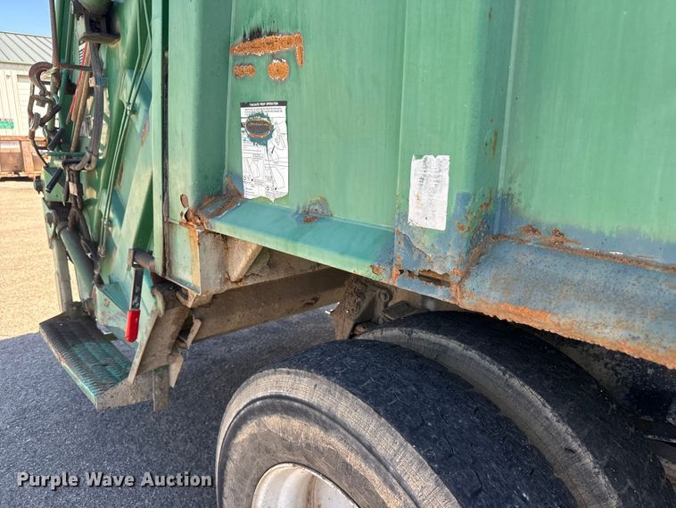 image for item MX9060 2007 Freightliner Business Class M2 refuse truck