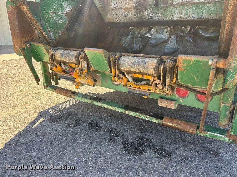 image for item MX9060 2007 Freightliner Business Class M2 refuse truck