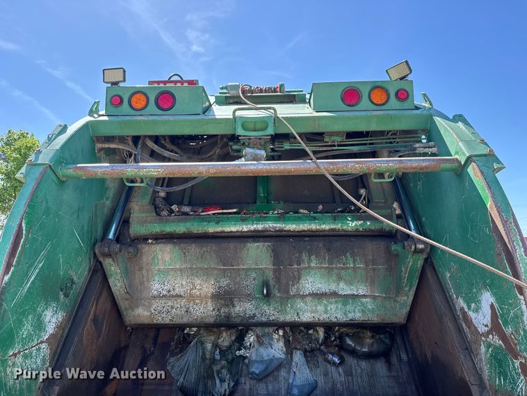image for item MX9060 2007 Freightliner Business Class M2 refuse truck