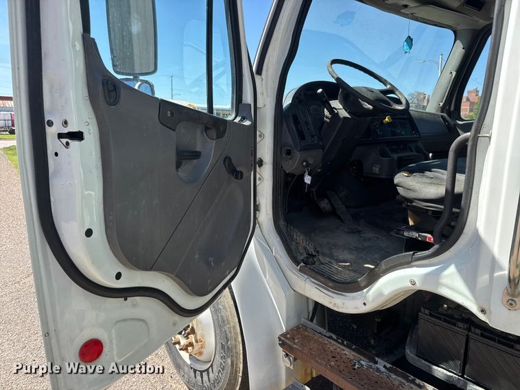 image for item MX9060 2007 Freightliner Business Class M2 refuse truck
