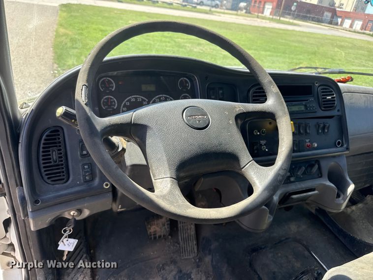 image for item MX9060 2007 Freightliner Business Class M2 refuse truck