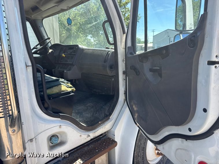 image for item MX9060 2007 Freightliner Business Class M2 refuse truck