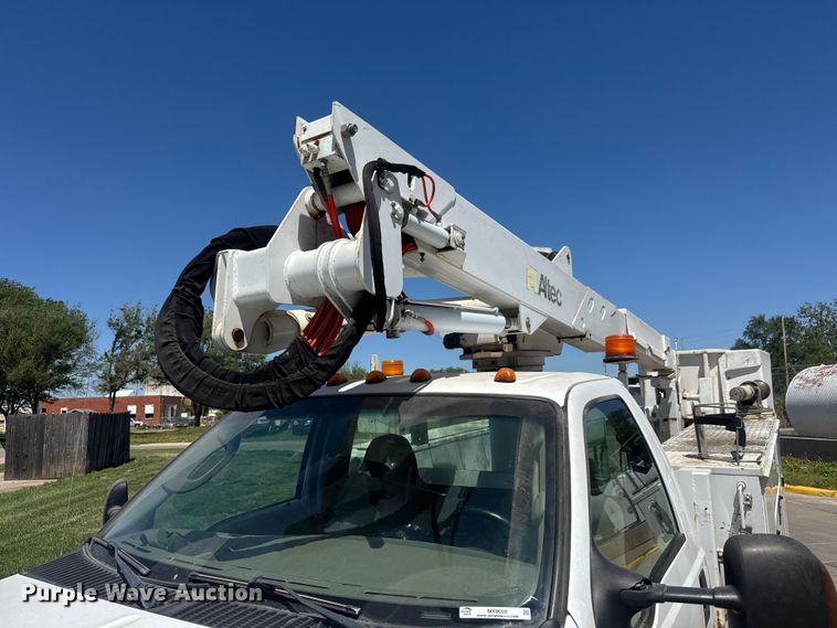 image for item MX9089 2004 Ford F550 Super Duty bucket truck