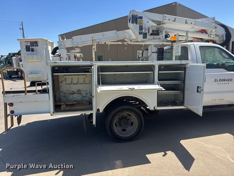 image for item MX9089 2004 Ford F550 Super Duty bucket truck