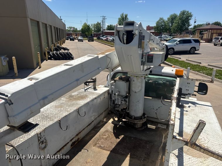image for item MX9089 2004 Ford F550 Super Duty bucket truck