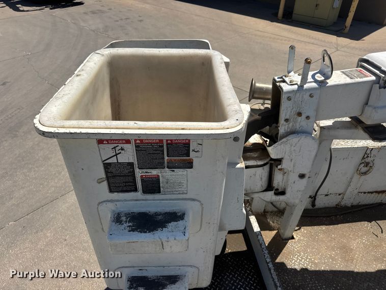 image for item MX9089 2004 Ford F550 Super Duty bucket truck