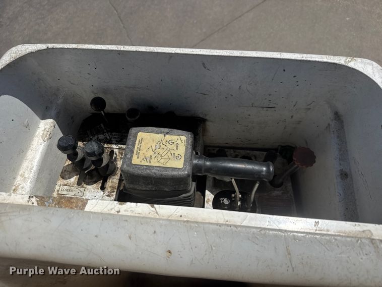 image for item MX9089 2004 Ford F550 Super Duty bucket truck