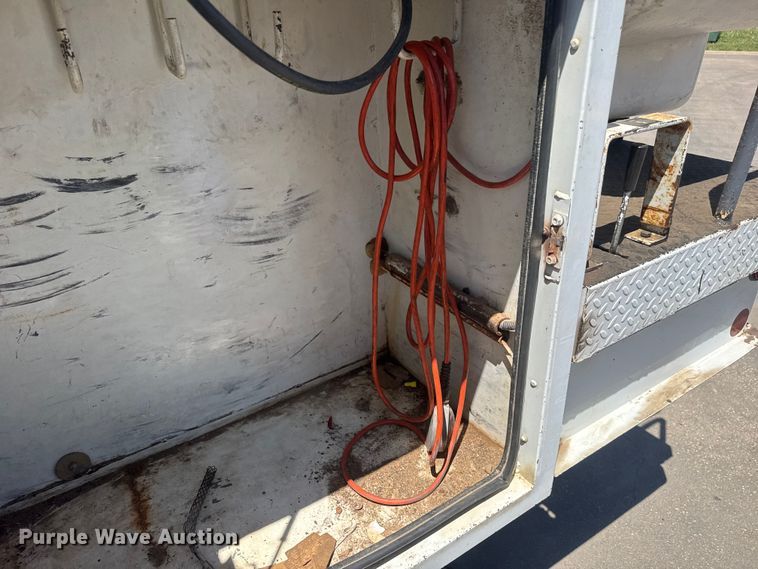 image for item MX9089 2004 Ford F550 Super Duty bucket truck