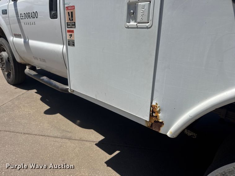 image for item MX9089 2004 Ford F550 Super Duty bucket truck