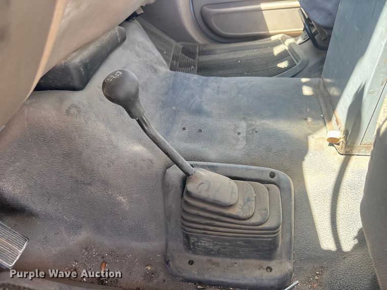 image for item MX9089 2004 Ford F550 Super Duty bucket truck