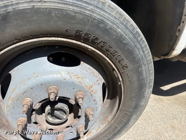 image for item MX9089 2004 Ford F550 Super Duty bucket truck
