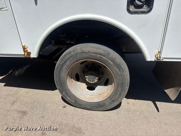 image for item MX9089 2004 Ford F550 Super Duty bucket truck