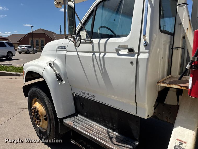 image for item MX9090 1998 Ford F800 bucket truck