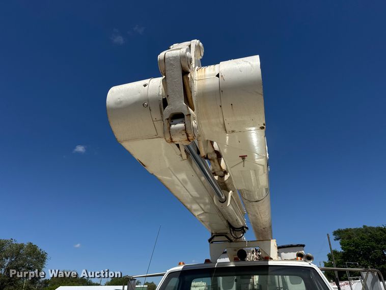 image for item MX9090 1998 Ford F800 bucket truck