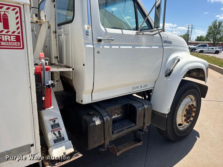 image for item MX9090 1998 Ford F800 bucket truck