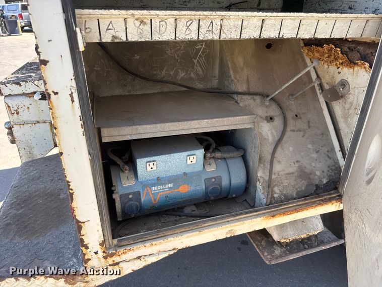 image for item MX9090 1998 Ford F800 bucket truck