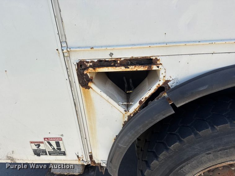 image for item MX9090 1998 Ford F800 bucket truck