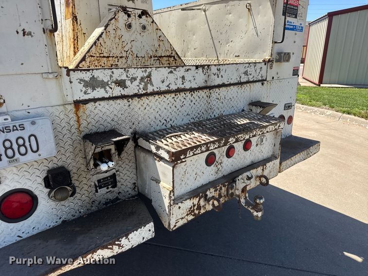 image for item MX9090 1998 Ford F800 bucket truck