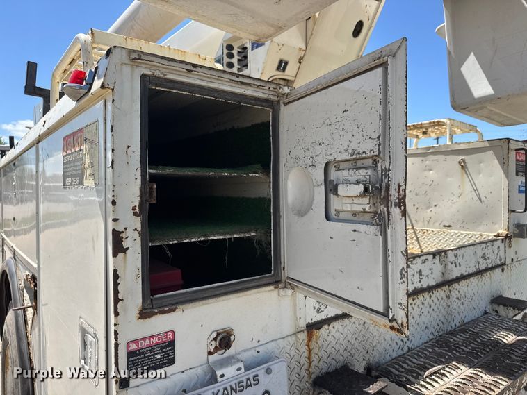 image for item MX9090 1998 Ford F800 bucket truck