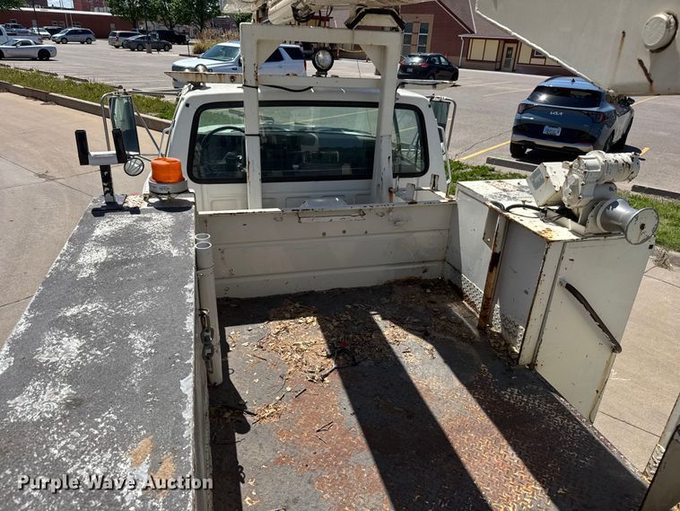 image for item MX9090 1998 Ford F800 bucket truck