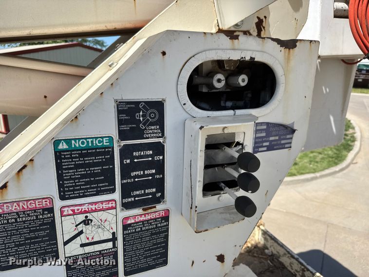 image for item MX9090 1998 Ford F800 bucket truck